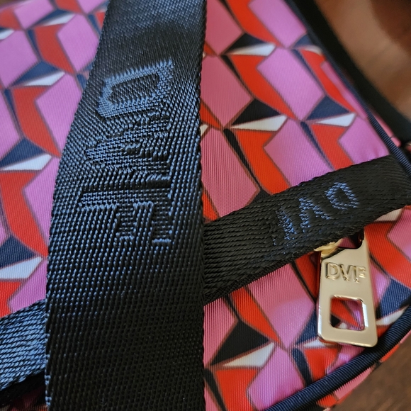 DVF Camera Crossbody Bag Pink Geo Print NWT Diane Von Furstenberg Target - Picture 6 of 6